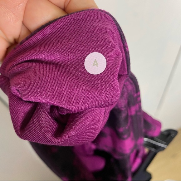 Lululemon crop leggings size 4 - Picture 4 of 4